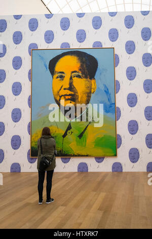 Donna che guarda la pittura Mao di Andy Warhol a Hamburger Bahnhof Museum di arte moderna a Berlino, Germania Foto Stock