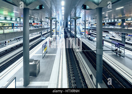 Interno di Berlin Hauptbahnhof stazione ferroviaria centrale di Berlino, Germania Foto Stock