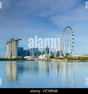 Vista del Singapore Flyer, giardini dalla baia e Marina Bay Sands Hotel, Singapore Foto Stock