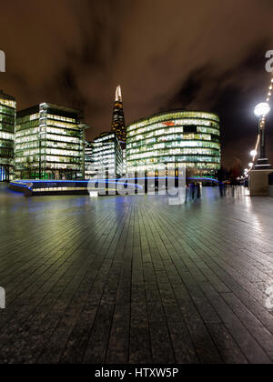 Vista sulla cima di Shard, il più alto edificio europeo, di notte da nord-est. Foregraund Municipio promenade. Primo Febbraio 2016 Foto Stock