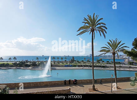 PALMA DI MALLORCA, Spagna - 17 gennaio 2017: Parc de la Mar e fontana nella luce del sole su gennaio 17, 2017 in Palma di Mallorca, Spagna. Foto Stock