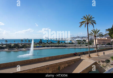 PALMA DI MALLORCA, Spagna - 17 gennaio 2017: Parc de la Mar e fontana nella luce del sole su gennaio 17, 2017 in Palma di Mallorca, Spagna. Foto Stock