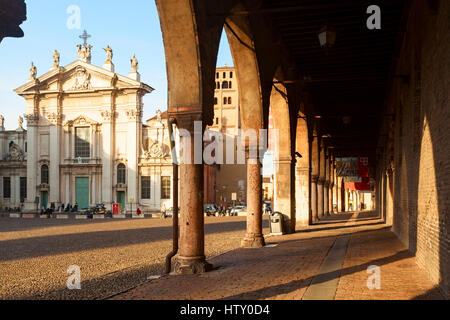 Incredibile san pietro cupola in vista della città di Mantova Foto Stock