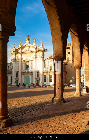 Incredibile san pietro cupola in vista della città di Mantova Foto Stock