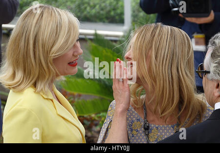 Kirsten Dunst Vanessa Paradis giuria photocall sessantanovesima annuale di Cannes film festival | Kirsten Dunst Vanessa Paradis photocall du jury du festival de ca Foto Stock