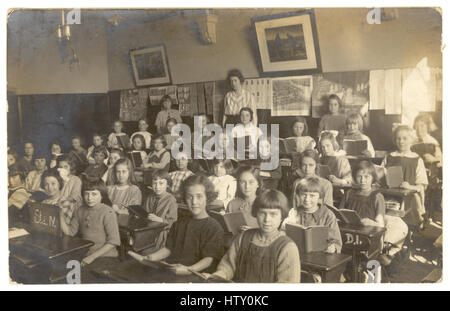 Primi del novecento cartolina di giovani ragazze della scuola in aula,U.K. circa 1920 Foto Stock