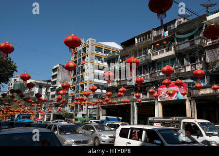 Lanterne rosse appendere in Maha Bandoola strada nella Chinatown di Yangon, Myanmar Foto Stock