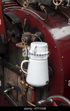 Il tè caldo disponibile in Billy può sul pavimento di un Bure Valley Railway motore Foto Stock