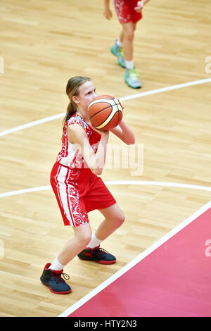 Ragazza atleta nello sport uniforme di giocare a basket Foto Stock