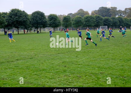 Ragazzi bambini che giocano a squadre junior calcio palla in un parco il Sabato mattina Regno Unito Gran Bretagna KATHY DEWITT Foto Stock