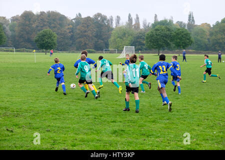 Squadre di ragazzi giocare sotto 14 di una partita di calcio in un parco il sabato mattina UK KATHY DEWITT Foto Stock