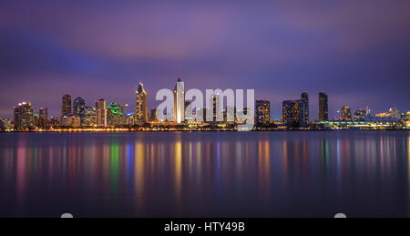 Notte skyline di San Diego Downtown, California. Lunga esposizione. Foto Stock