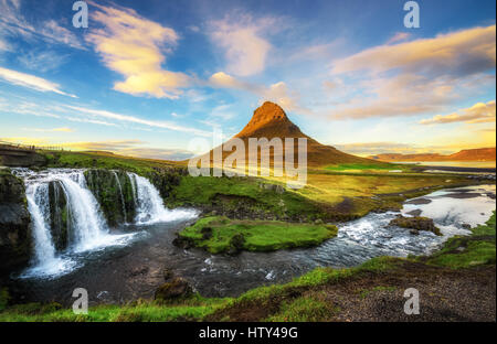 Estate tramonto sulla famosa cascata Kirkjufellsfoss con Kirkjufell mountain in background in Islanda Foto Stock