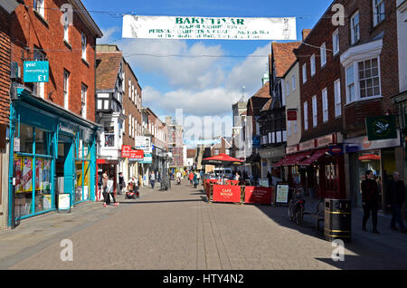 La High Street a Salisbury, Wiltshire Foto Stock