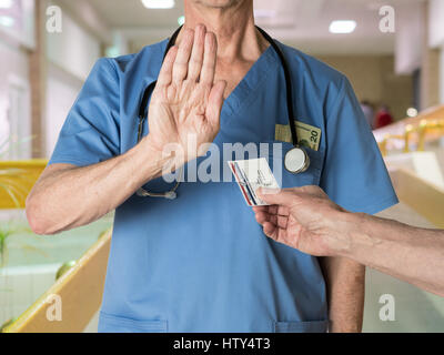 Senior medico in scrubs rifiutando Tessera Medicare Foto Stock