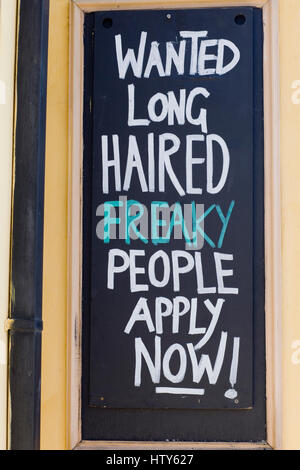 Lavagna con voluto dai capelli lunghi freaky persone si applica ora scritti su di esso in Chalk Foto Stock