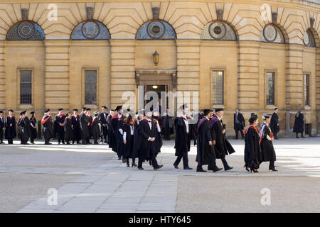 Professori e studenti in abito cerimoniale a biblioteca Bodleian Library Oxford Foto Stock