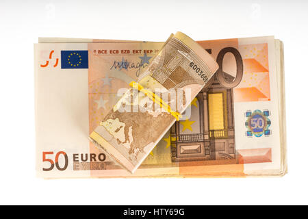 Arrotolato di euro con gomma a cinquanta euro banconote pila. Denaro mazzetto pila Foto Stock