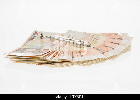 Ventola da cinquanta euro e siringa medica. Molti moneta di massa isolata su sfondo bianco. Il contante in euro. I soldi per l'acquisto di farmaci, farmaci o n Foto Stock
