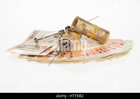 Ventola da cinquanta euro e siringa medica. Molti moneta di massa isolata su sfondo bianco. Il contante in euro. I soldi per l'acquisto di farmaci, farmaci o na Foto Stock