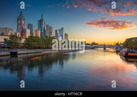 Città di Melbourne. Immagine di paesaggio cittadino di Melbourne, Australia durante il periodo estivo sunrise. Foto Stock