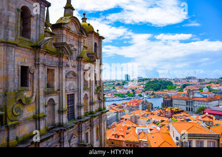 Vista del coloratissimo porto del centro della città di fiume Duoro da Igreja dos Grilos Foto Stock