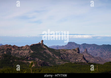 Gran Canaria montagne con vista al Roque Nublo e il Teide, Tenerife Foto Stock