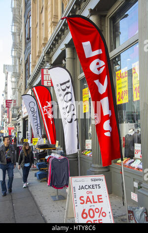 Negozio di abbigliamento nome adverises vestiti di marca su Broadway nel quartiere di Soho di Manhattan. Foto Stock