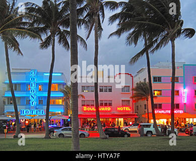 Art Deco District neon su alberghi al crepuscolo in Miami South Beach. Foto Stock