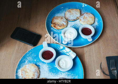 Frittelle su una piastra Foto Stock