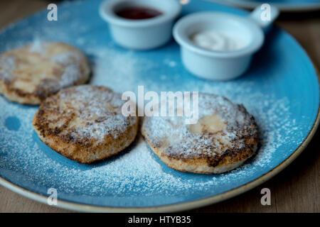 Frittelle su una piastra Foto Stock