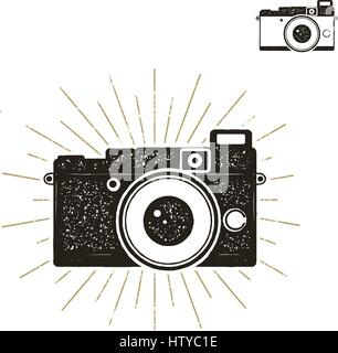 Disegnato a mano fotocamera vintage etichetta con sunbursts. Il vecchio stile icona fotocamera isolati su sfondo bianco. Buona per tee shirt, abbigliamento stampe, tazze, viaggi pennant disegni. Vettore di stock. Illustrazione Vettoriale