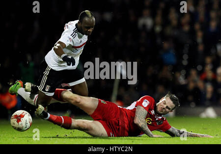 Fulham's Neeskens Kabano (sinistra) è affrontato da Blackburn Rovers' Craig Conway (a destra) durante il cielo di scommessa match del campionato a Craven Cottage, Londra. Foto Stock