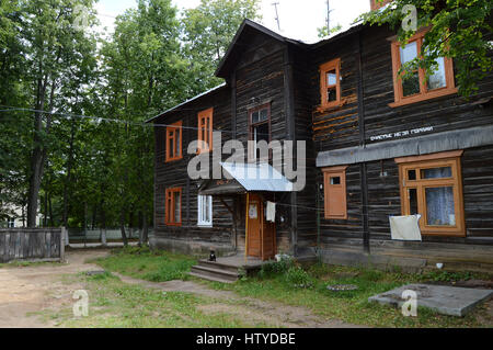 KOVROV, RUSSIA - Luglio 23, 2015: vecchia costruzione a due piani in legno casa appartamento Foto Stock