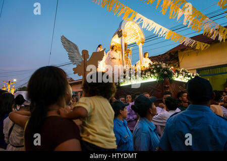 Leon, Nicaragua - Aprile 15, 2014: la gente in una processione per le strade della città di Leon in Nicaragua durante le celebrazioni pasquali Foto Stock