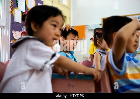 I bambini cinesi in un asilo da qualche parte in Cina. Foto Stock