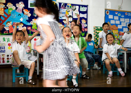 I bambini cinesi in un asilo da qualche parte in Cina. Foto Stock