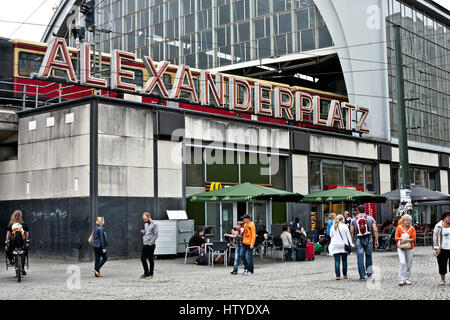 McDonalds a Alexanderplatz. È una famosa piazza situato nel "Mitte" District e vicino al "Berliner Fernsehturm". Foto Stock