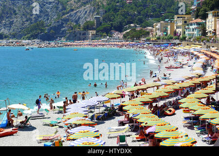 I bagnanti in Monterosso al Mare nelle Cinque Terre, Italia. Foto Stock