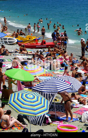 I bagnanti in Monterosso al Mare nelle Cinque Terre, Italia. Foto Stock