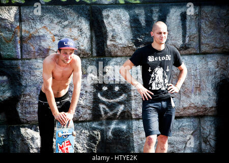 Due gli skaters al metronomo di Praga in Letna Park, Repubblica Ceca. Foto Stock