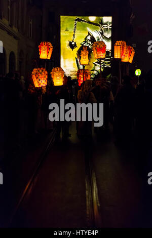 Il Carnevale di Basilea 2017. Illuminate bastone piccolo lanterne e una lanterna principale il lunedì mattina per le strade. La foto è stata scattata il 6 di marzo 2017. Foto Stock