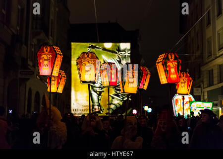 Il Carnevale di Basilea 2017. Illuminate bastone piccolo lanterne e una lanterna principale il lunedì mattina per le strade. La foto è stata scattata il 6 di marzo 2017. Foto Stock