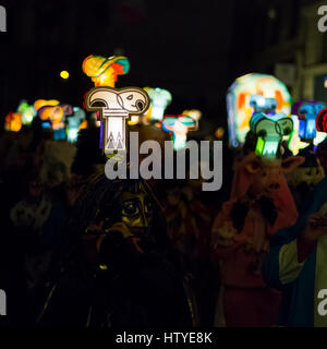 Il Carnevale di Basilea 2017. I partecipanti del carnevale con testa illuminata lanterne giocando piccolo il lunedì mattina per le strade. Foto Stock