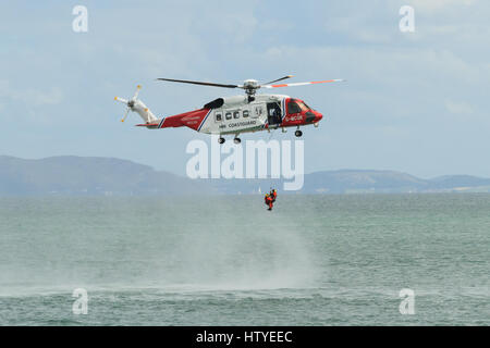 British HM Coastguard elicottero Sikorsky S-92 operati da elicotteri Bristow conducendo una esercitazione di soccorso al largo della costa di Moelfre Anglesey nel Galles Foto Stock