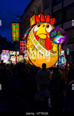 Il Carnevale di Basilea. Basel, Svizzera. Il 6 marzo 2017. Colorato piccolo stick lanterne e lanterna principale il lunedì mattina per le strade durante la parata. Foto Stock