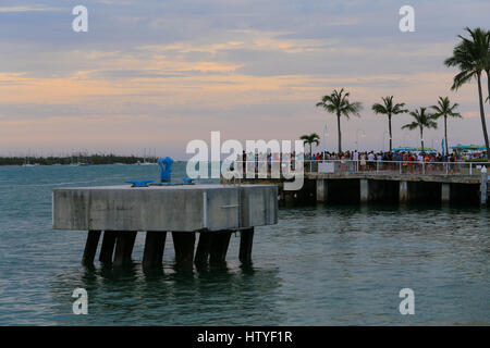 Key West, Stati Uniti d'America - 18 Maggio 2016: la folla di gente radunata sul lungomare a prendere il tramonto. Foto Stock