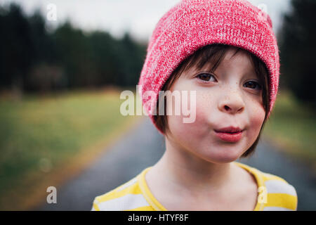 Ritratto di una ragazza che indossa un beanie Foto Stock