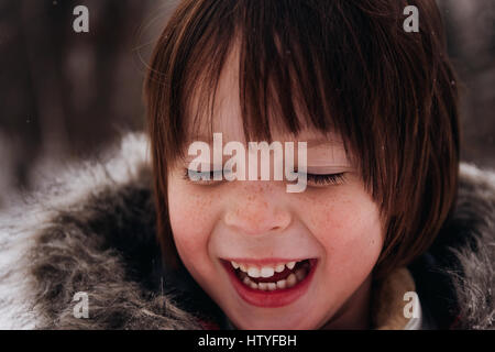 Close-up ritratto della ragazza al di fuori di ridere Foto Stock