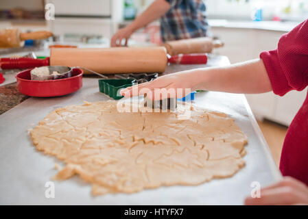 Due ragazzi rendendo biscotti di Natale Foto Stock